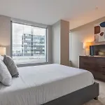 Modern Apt In Seaport With Gym